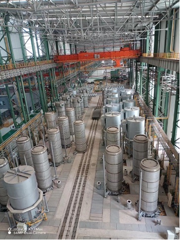 Cylindrical bell-furnace components in Hengyuan's manufacturing workshop