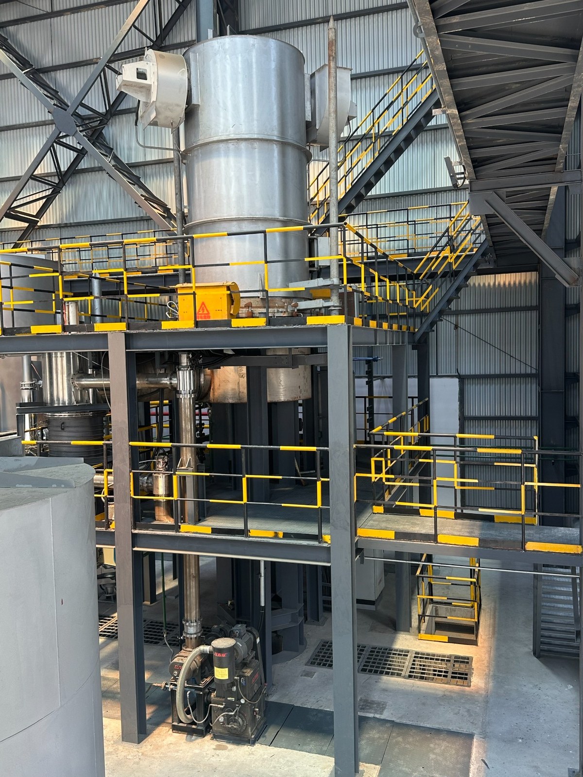 High-vacuum bell furnace for titanium plate